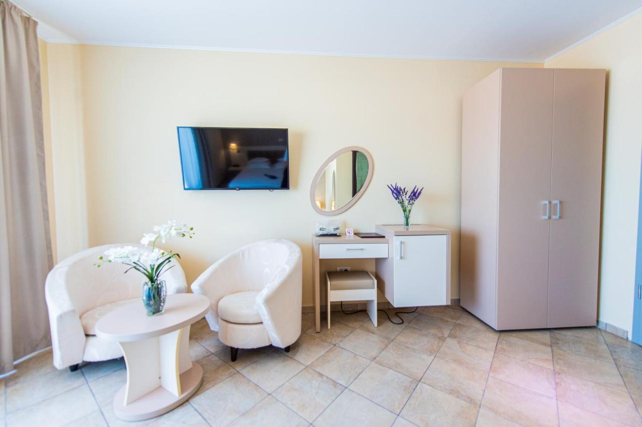 Hotel Prestige Mamaia Bagian luar foto