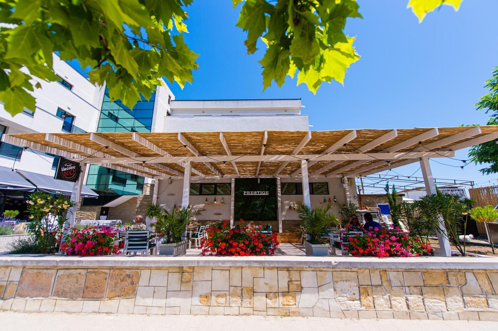 Hotel Prestige Mamaia Bagian luar foto