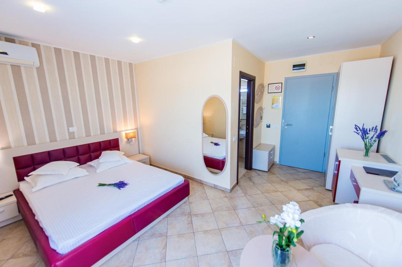 Hotel Prestige Mamaia Bagian luar foto