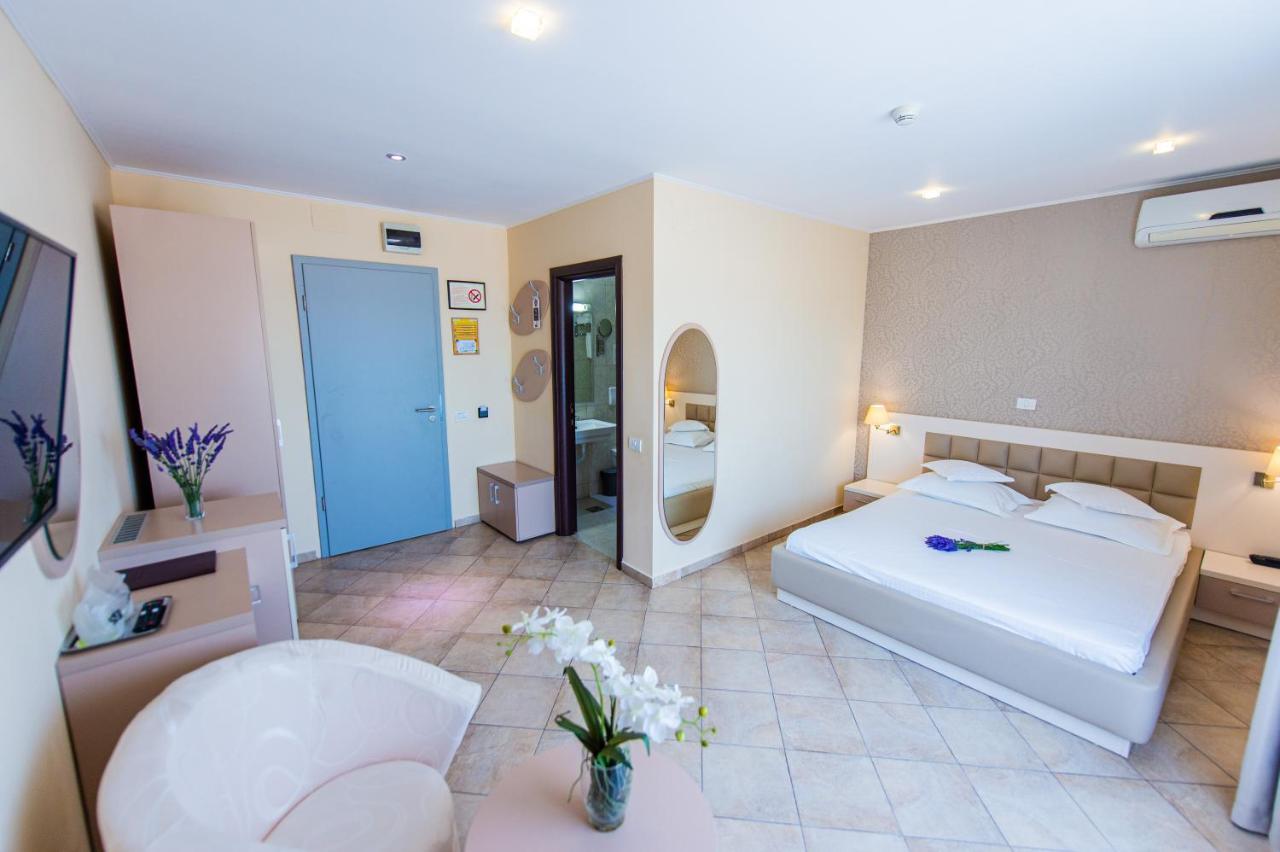 Hotel Prestige Mamaia Bagian luar foto
